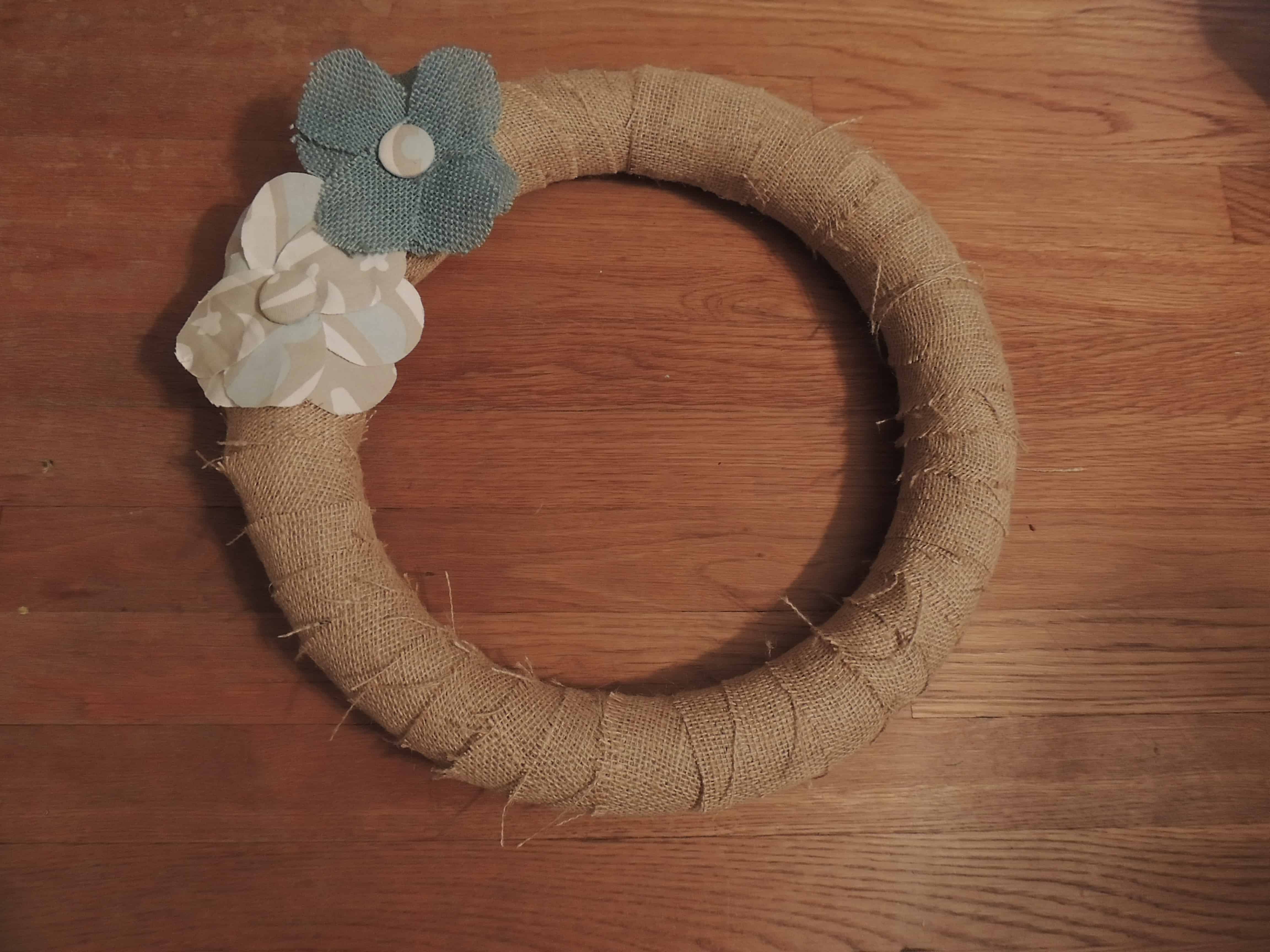  Ajoutez autant de fleurs de toile de jute que vous le souhaitez à votre couronne de toile de jute bricolage