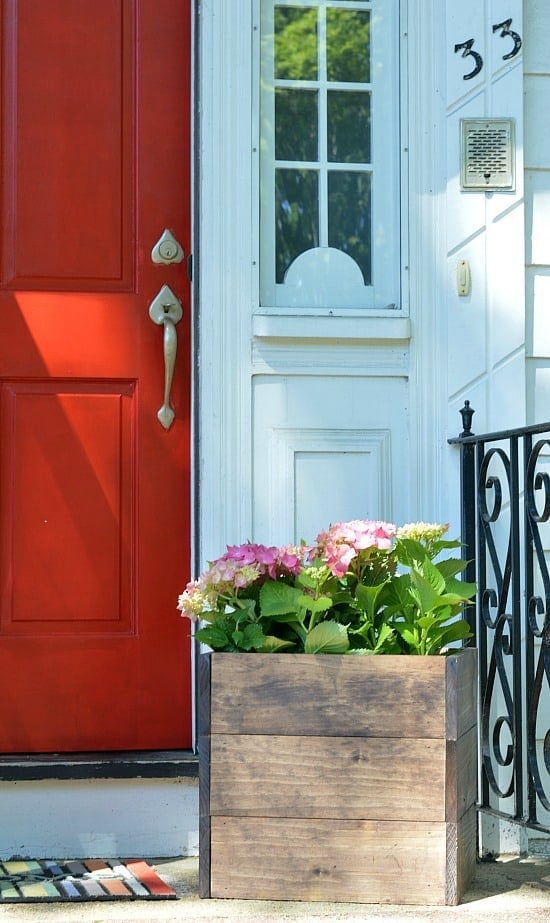 An easy and quick tutorial for building a DIY wood planter box