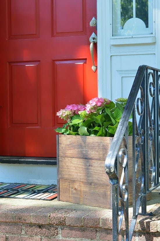 I definitely want to build this DIY wood planter box!