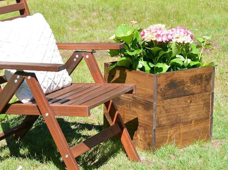 This cute DIY wood planter box took minimal effort to make and only cost $10! A great beginner DIY project!