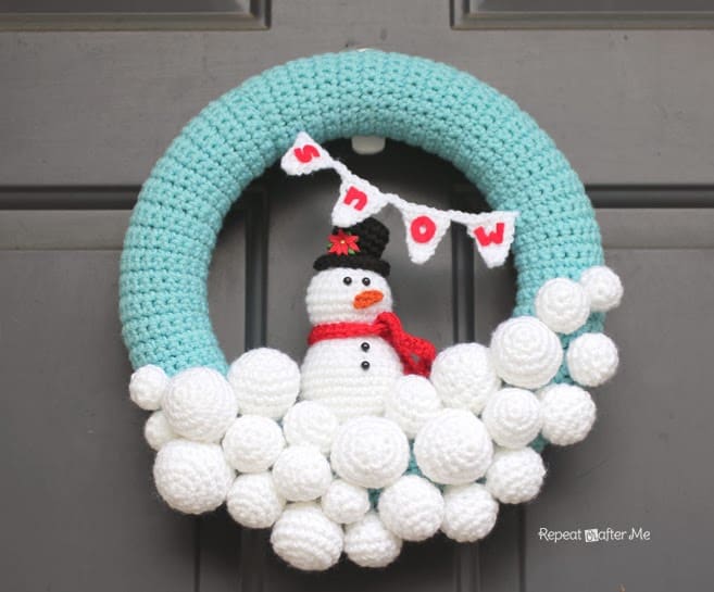 How to Make a Christmas Wreath - 21 of the best Christmas Wreaths That You Can Make Yourself! I simple adore this snowman wreath it's too cute!