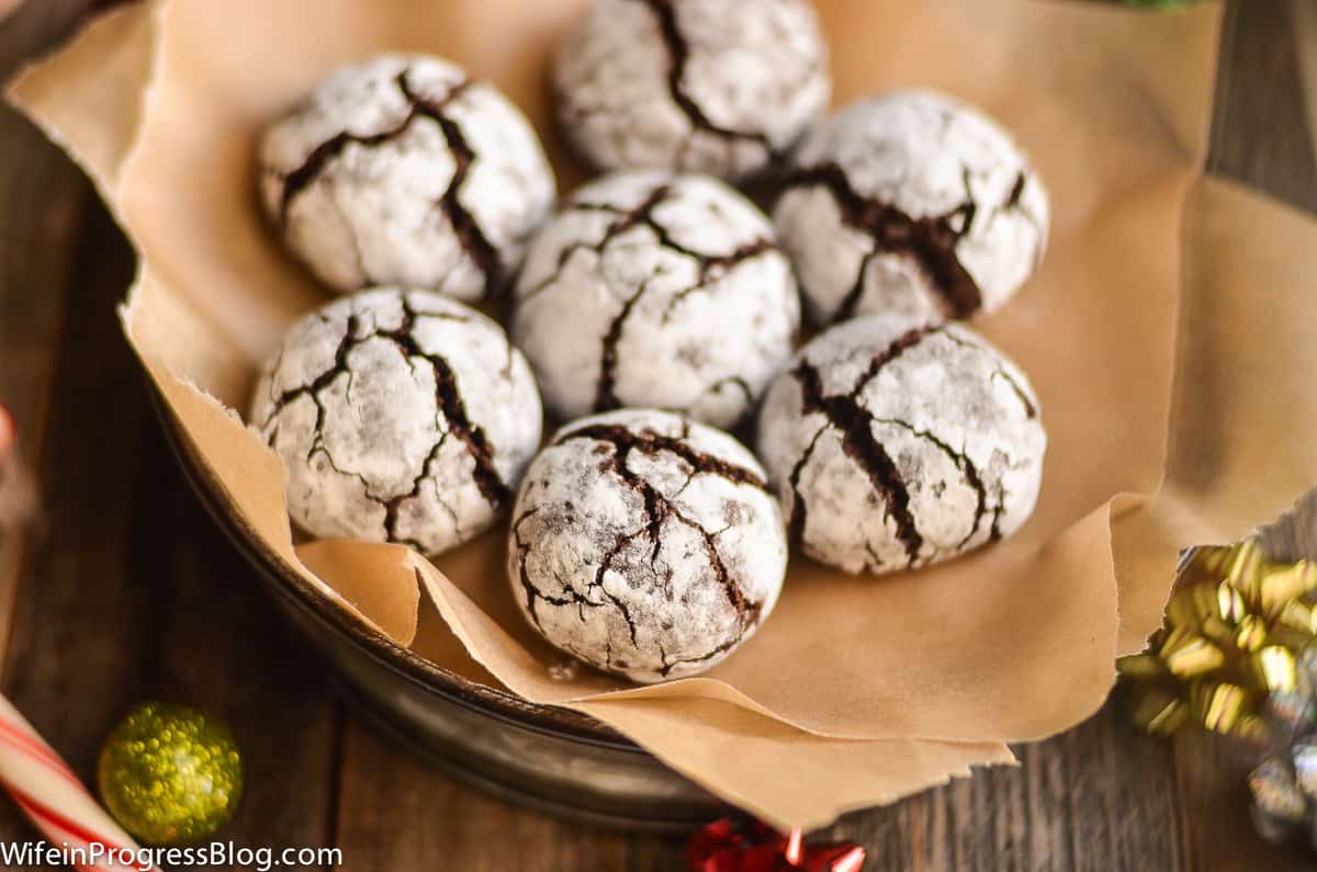 chocolate crinkle cookies covered in powdered sugar 