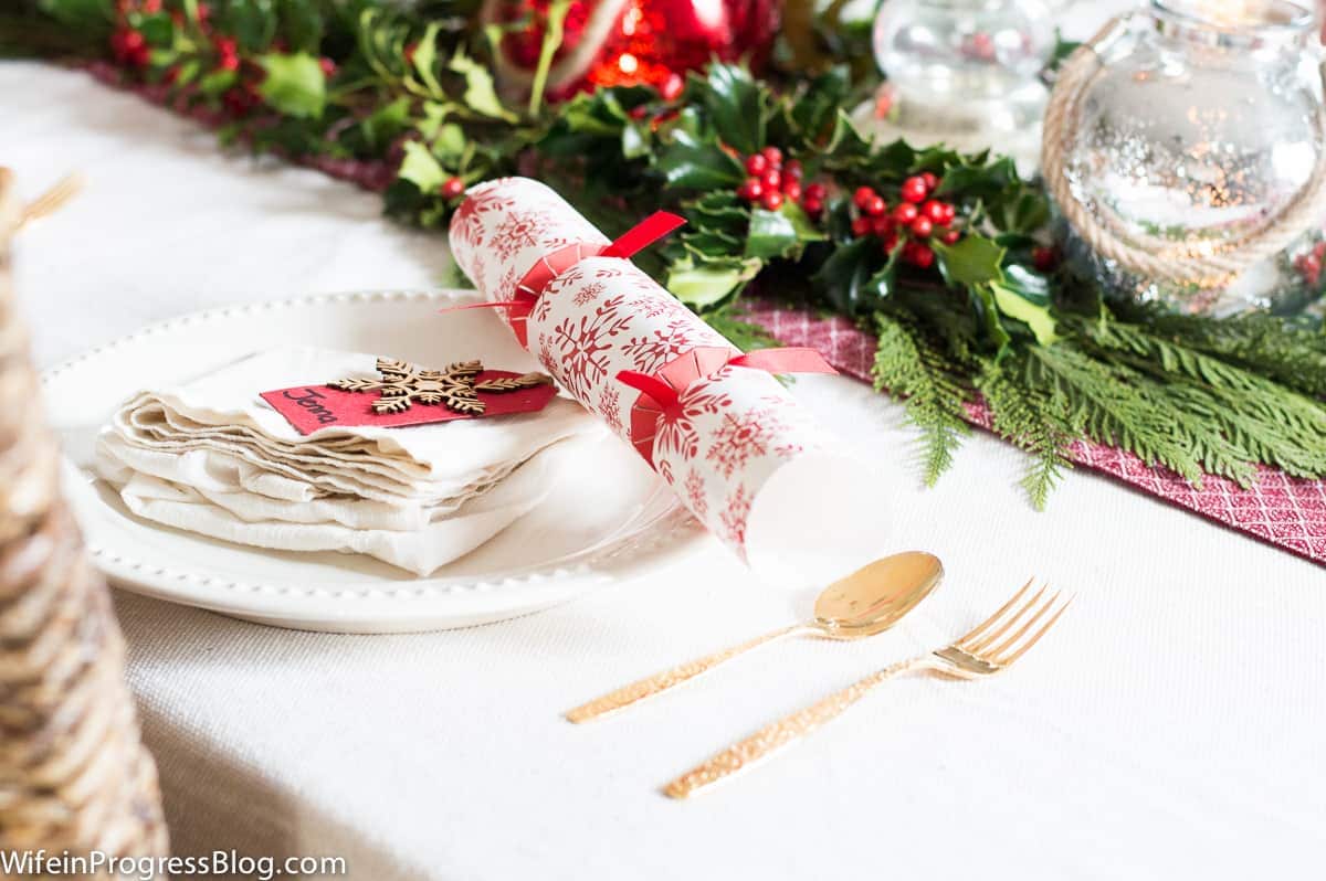 Christmas table decorations: Christmas crackers are a must have!