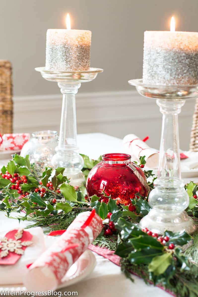 I love these simple and festive Christmas table decorations!