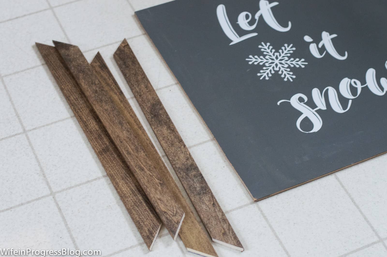 A farmhouse style Christmas sign is so easy to make with just a few supplies! 