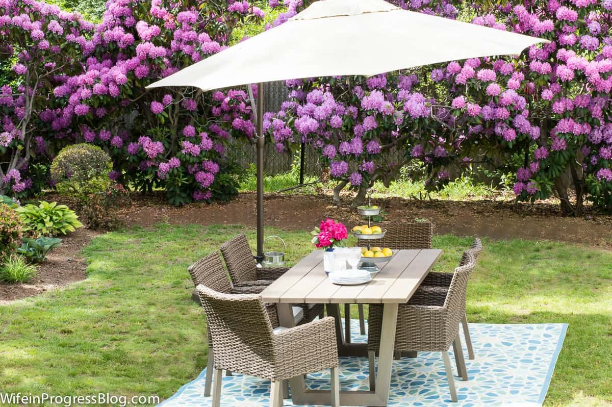 How to decorate a patio area