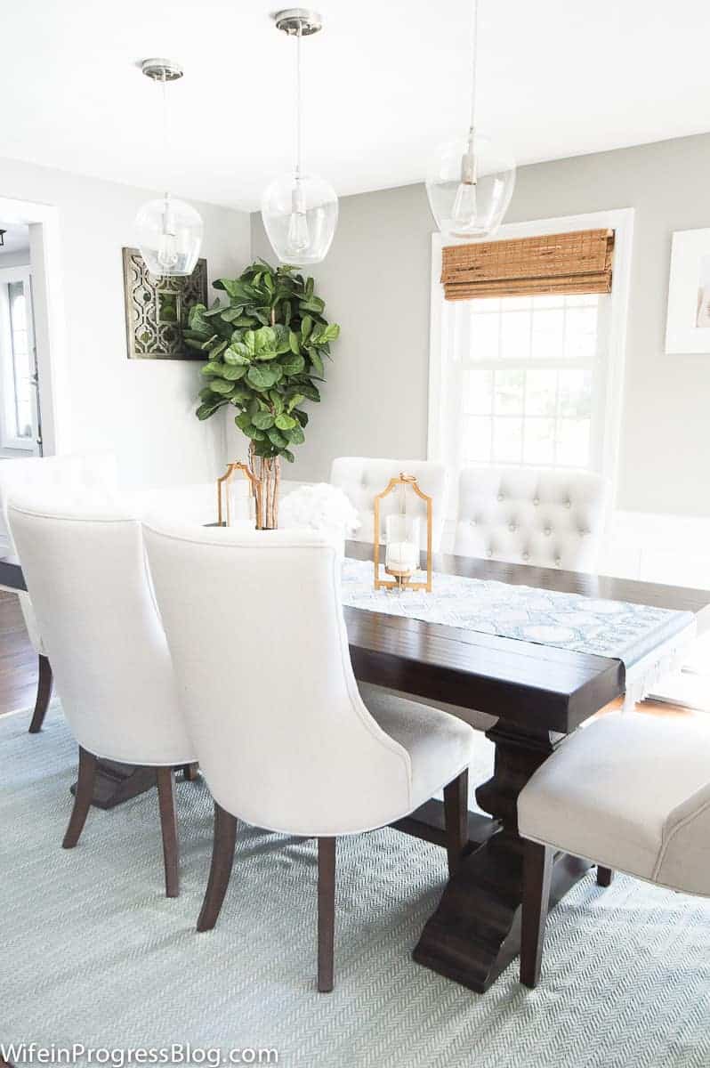 A neutral dining room with pops of gold and pink. So elegant!