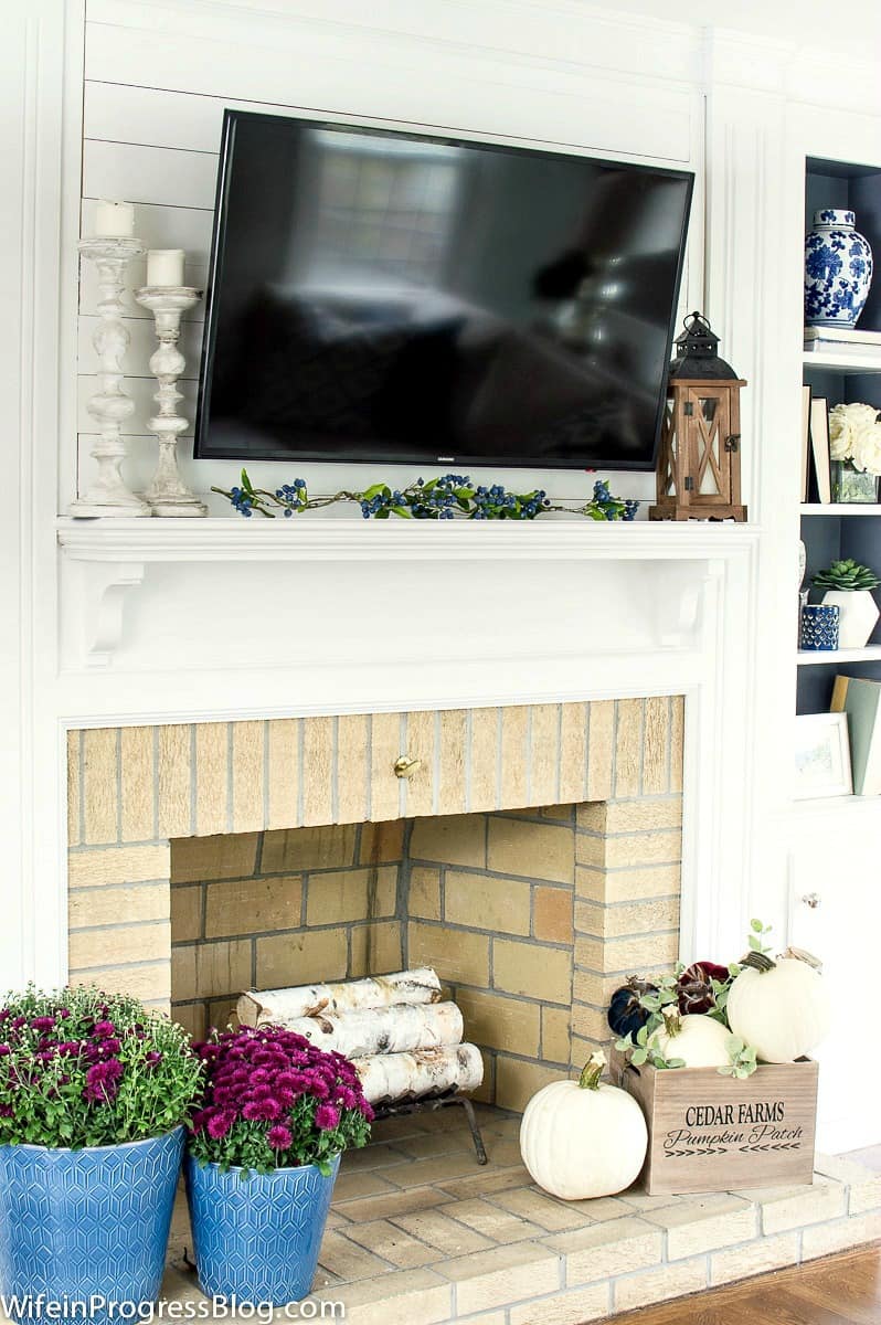 Simple fireplace decorating for fall