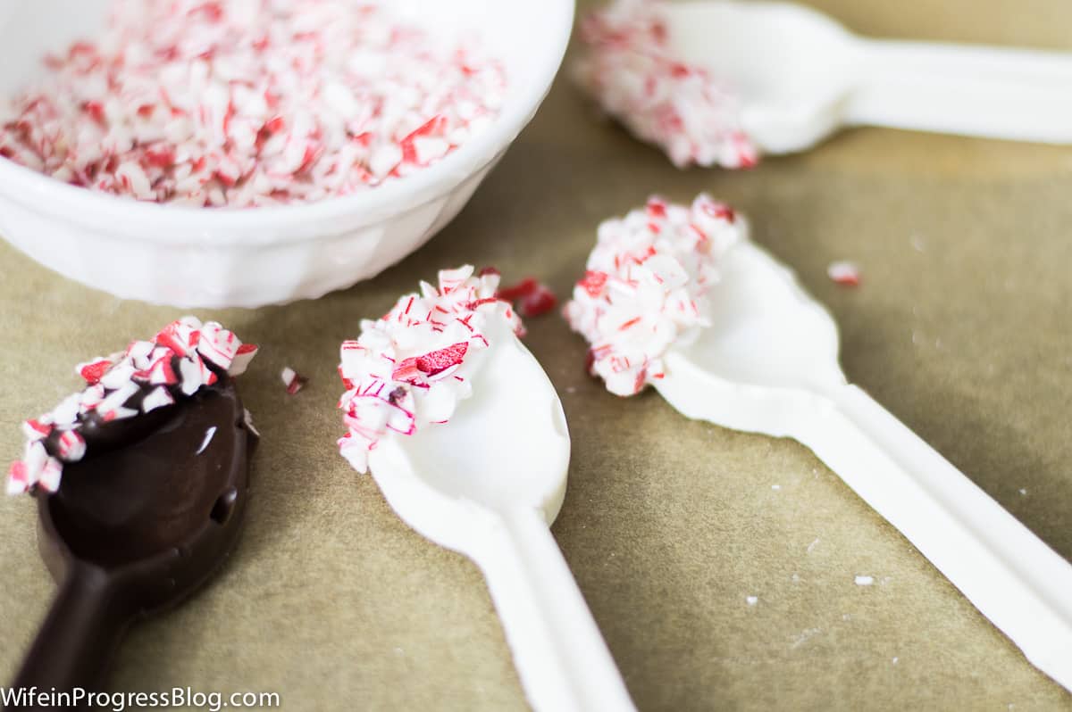 Peppermint chocolate spoons - what a fun Christmas gift idea!
