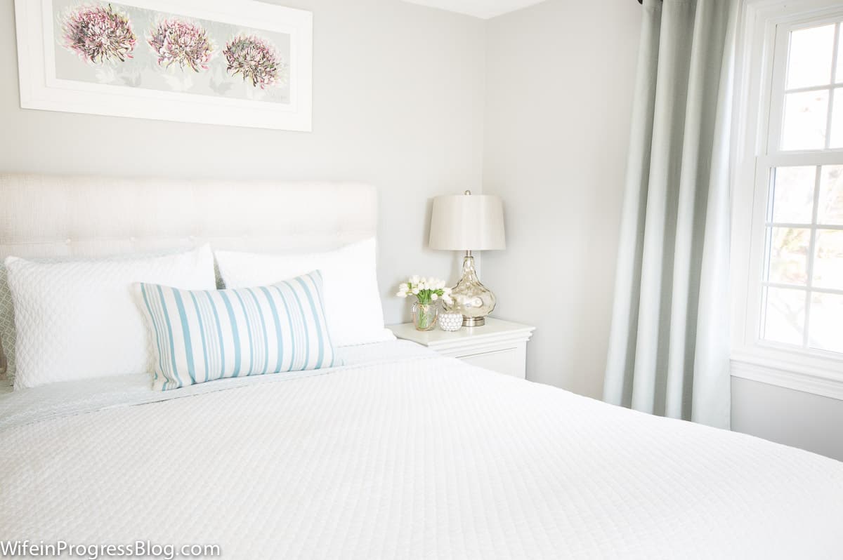 Benjamin Moore Stonington Gray: a relaxing color for a bedroom