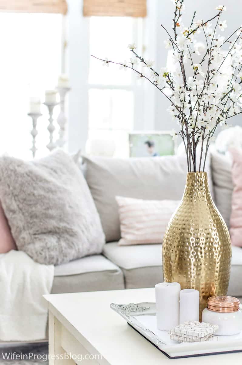 5 tips for decorating your living room in the winter. Make your living room as cozy as this one!