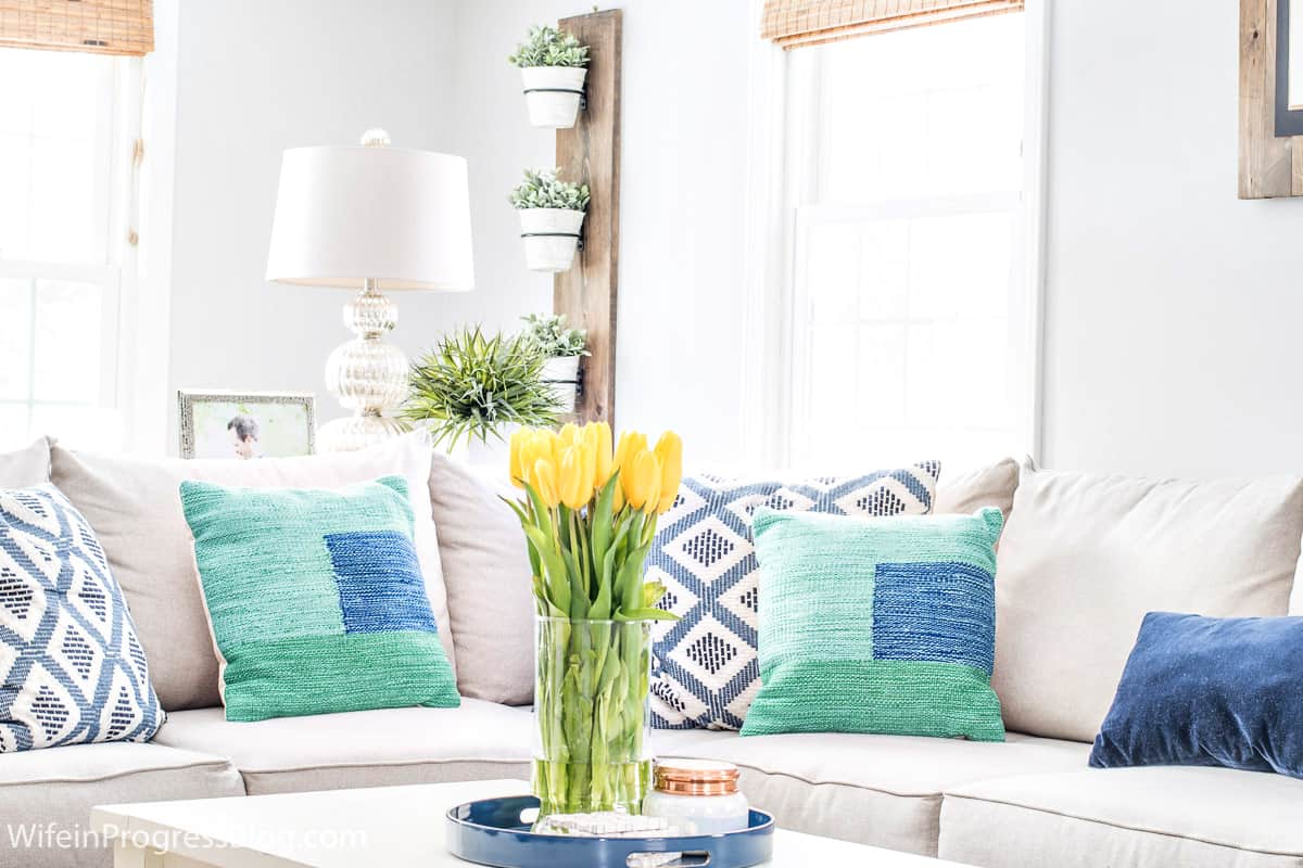 LIVING ROOM SPRING DECOR IN BLUE + WHITE