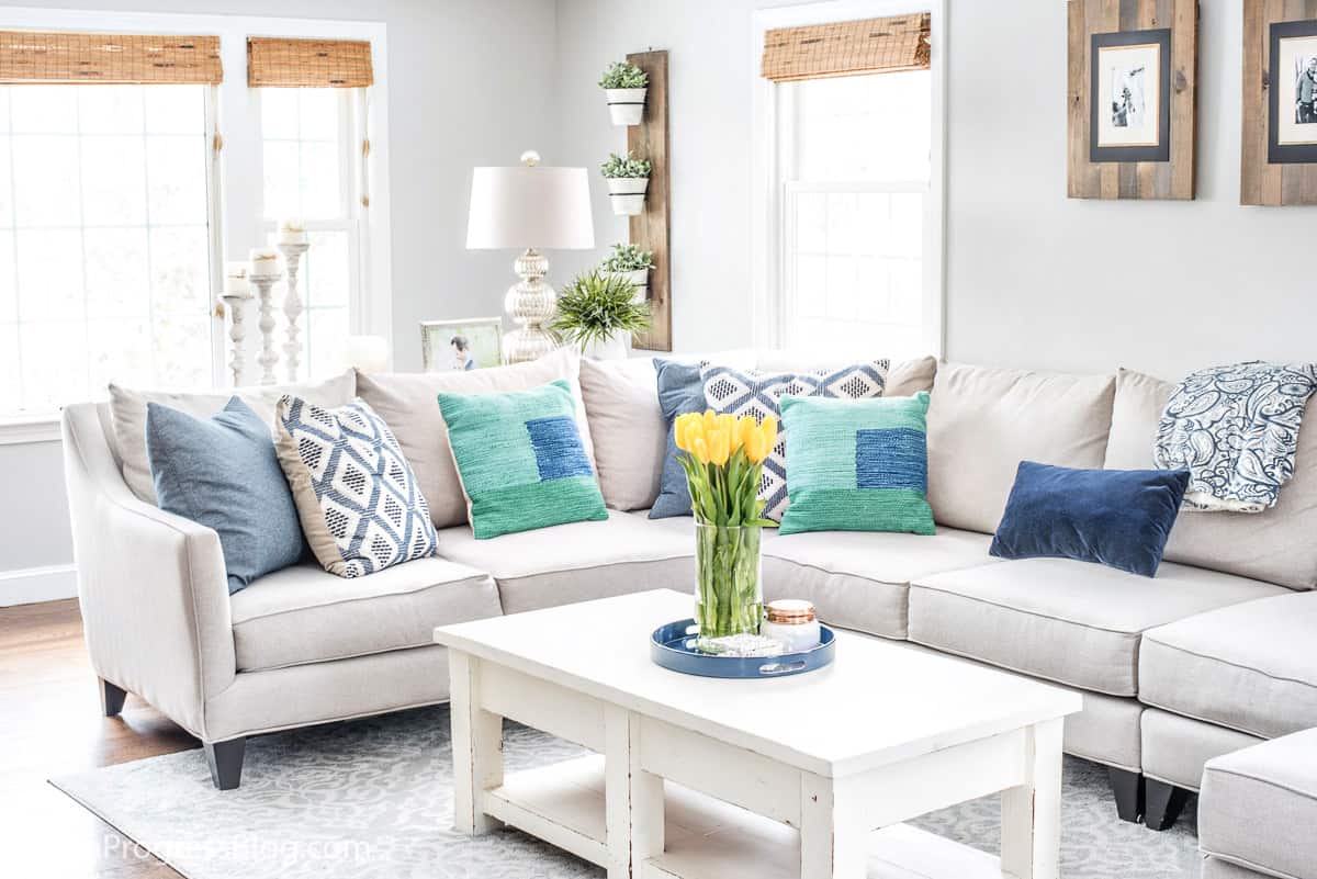 LIVING ROOM SPRING DECOR IN BLUE + WHITE