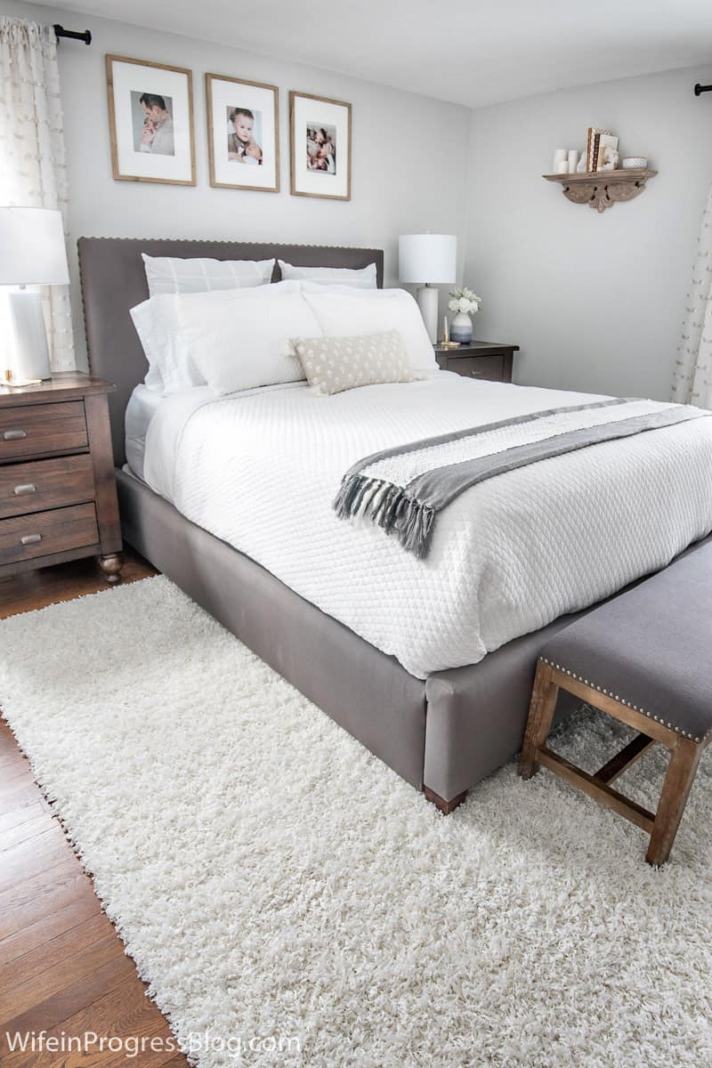 The before and after of this small master bedroom makeover is amazing. The before was so boring and the after is just full of cozy rustic charm!