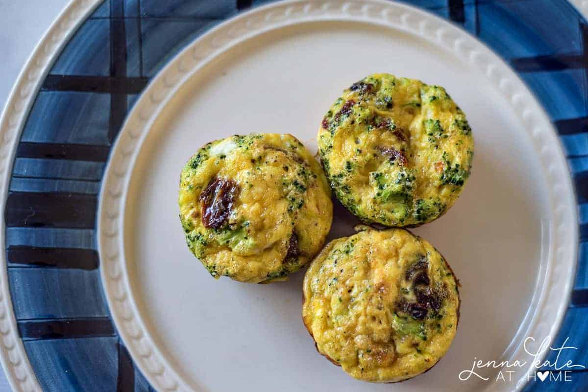 This mini quiches are an easy and healthy breakfast option that even the fussiest of kids will love. Toddler friendly breakfast ideas for kids that are picky eaters