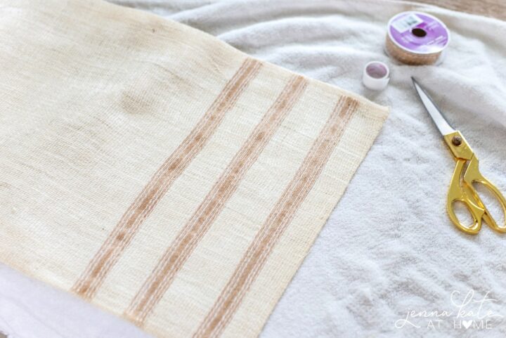 No Sew Burlap Table Runner: A Quick and Easy Fall DIY Project