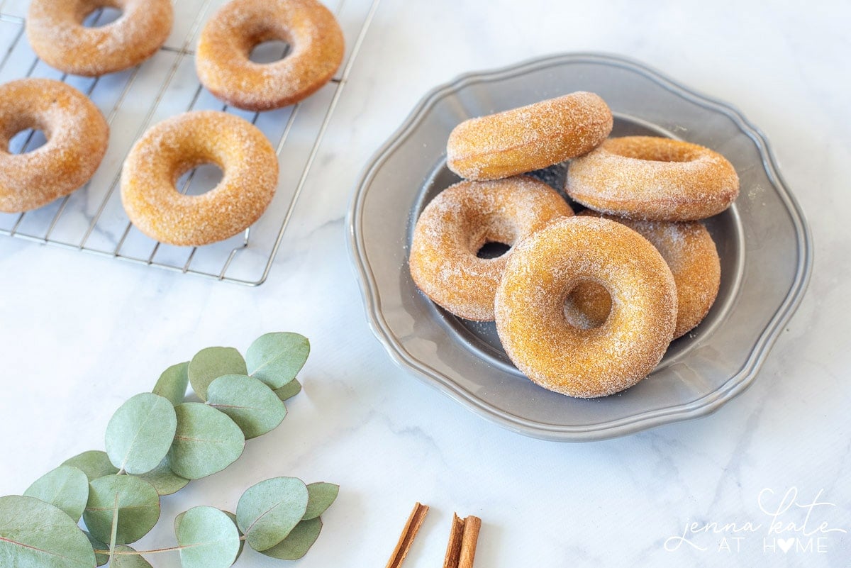 This is the best pumpkin spice donut recipe, it's so easy!