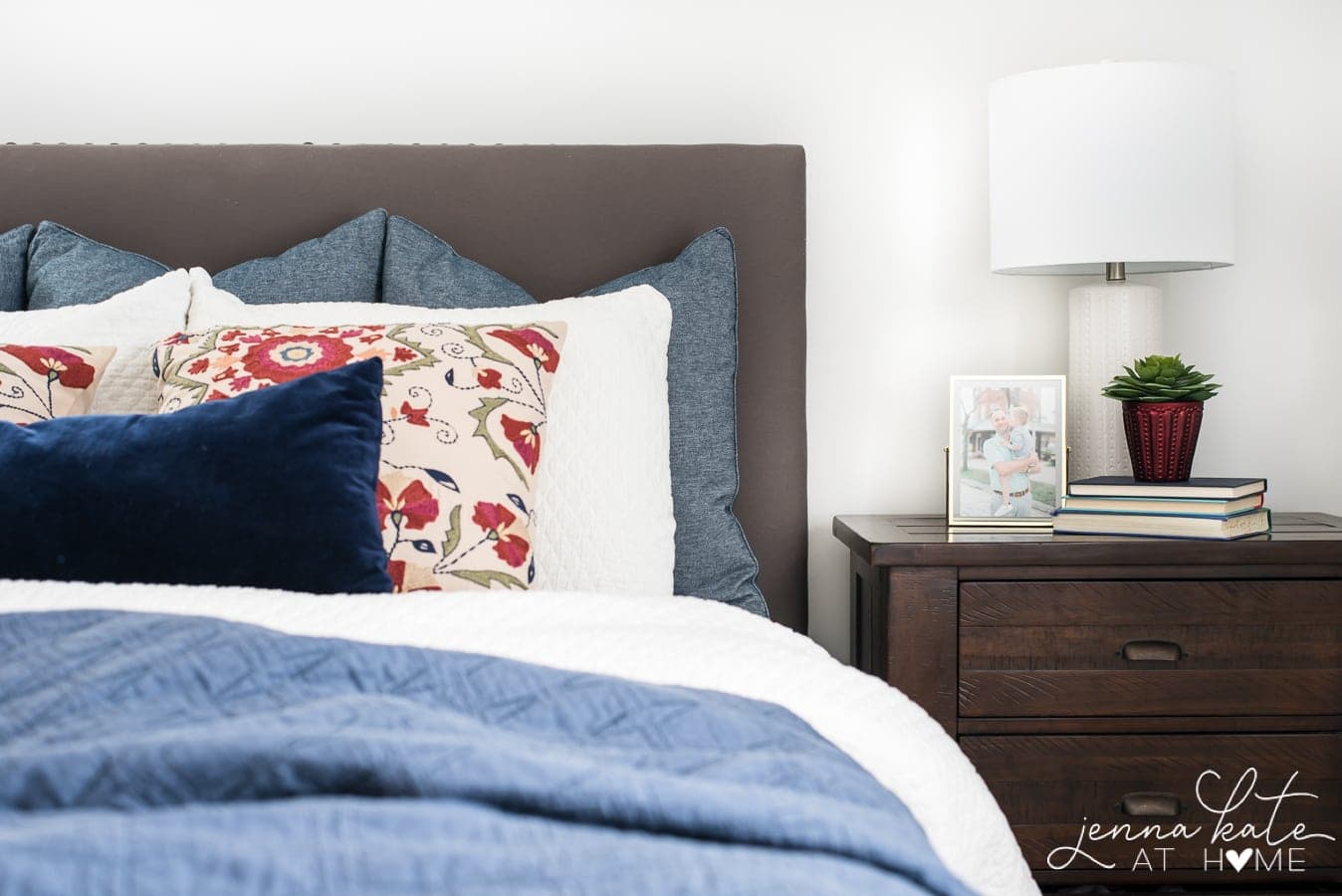 easy fall bedroom decor with only a few items