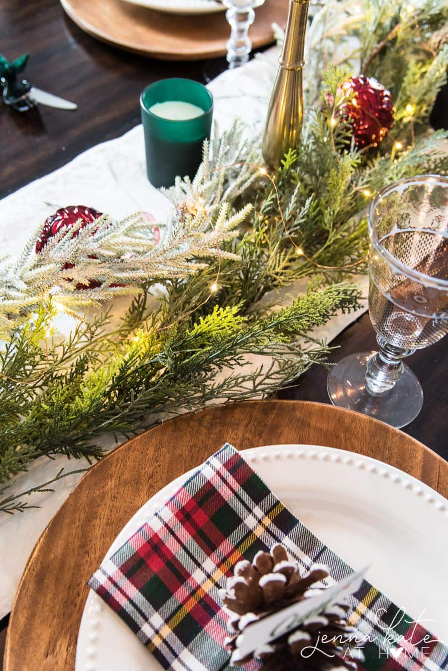 Simple Christmas table decor