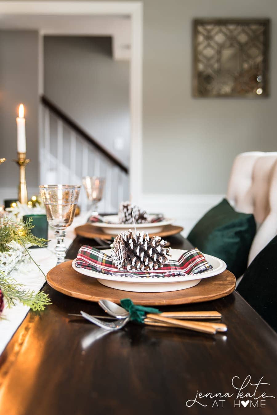Pictures and ideas for traditional Christmas table setting decor
