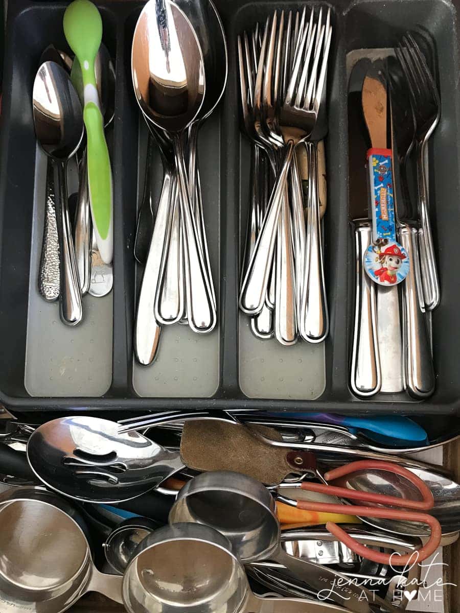 How to organize the cutlery drawer