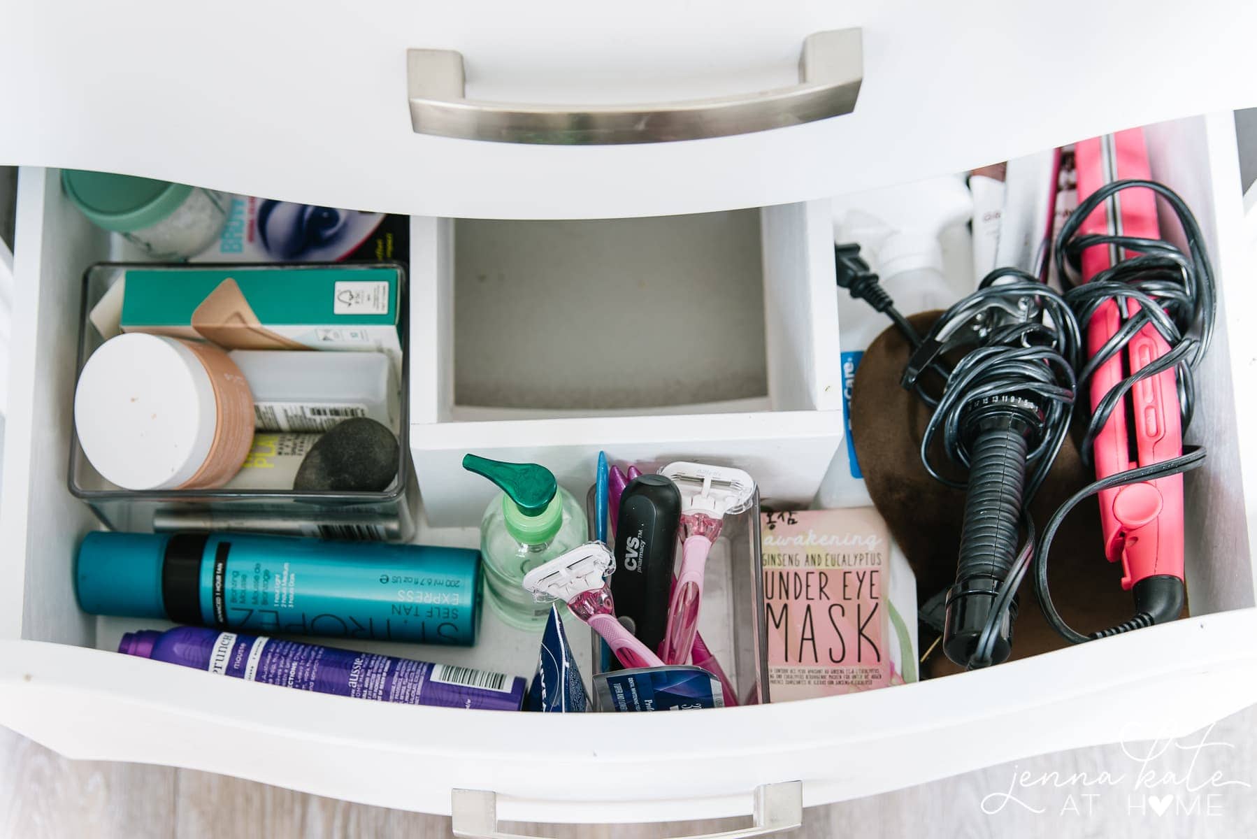 Organize my bathroom drawers with me 🤎 Link to shop in bio! Click