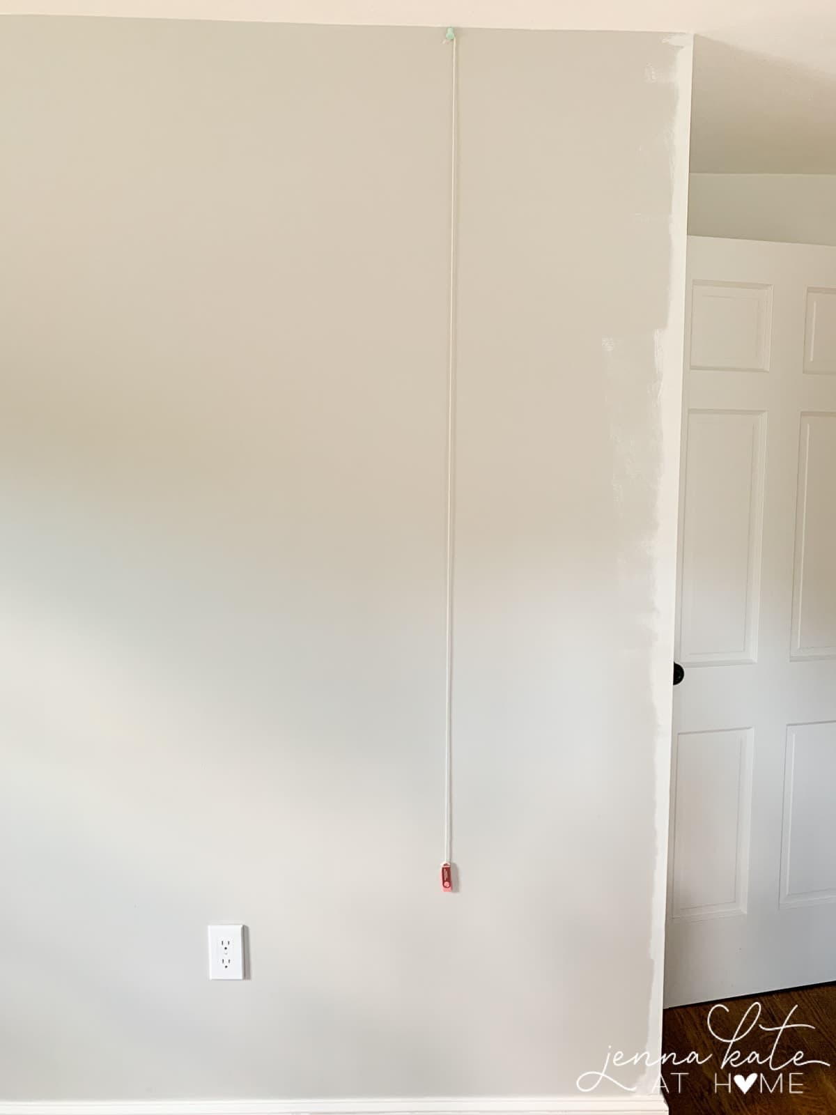 How to easily get a plumb line when installing wallpaper