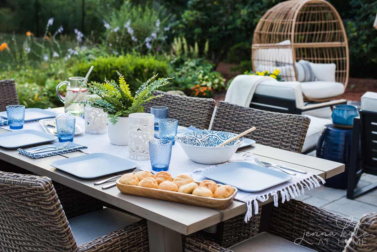 Boho meets coastal decor with this simple outdoor patio dining area