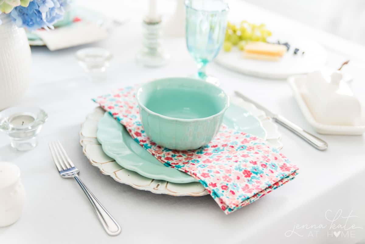 This vintage chic Sping tablescape is the perfect way to add color to your dining room, with bright pastels and florals