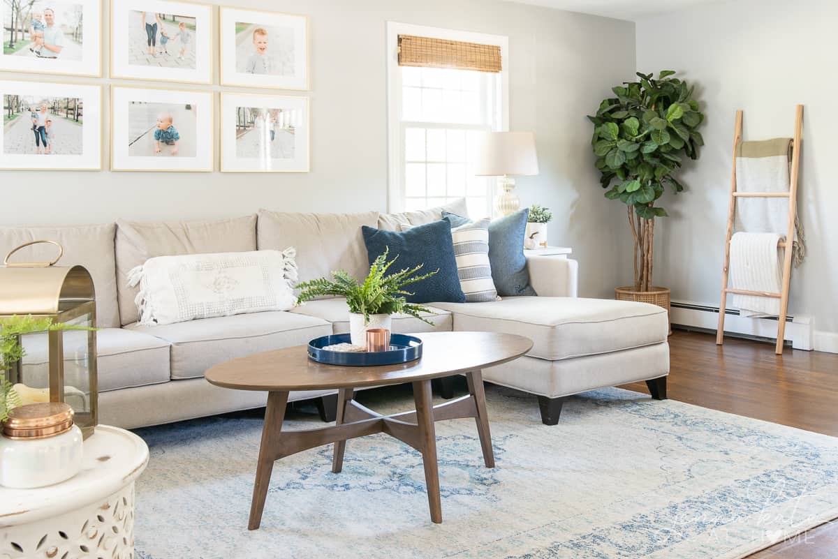 A living room filled with furniture and a coffee able