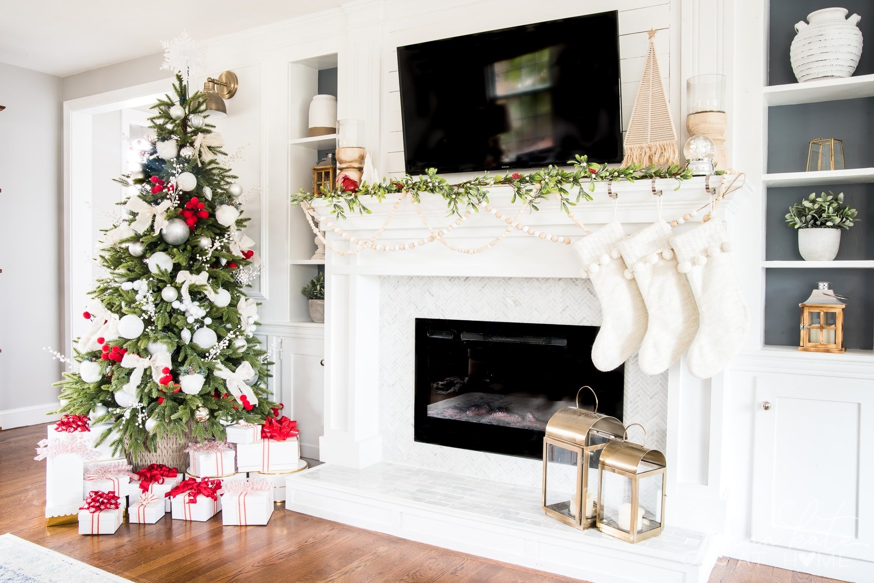 Christmas mantel with simple decorations