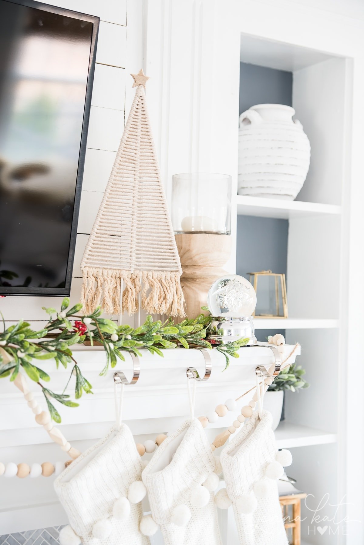 Modern Christmas mantel decor ideas with garland