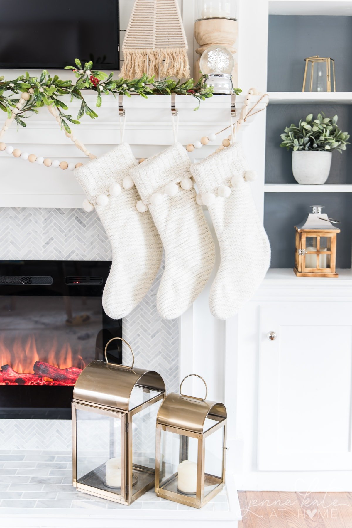 Simple and easy Christmas mantel decor ideas