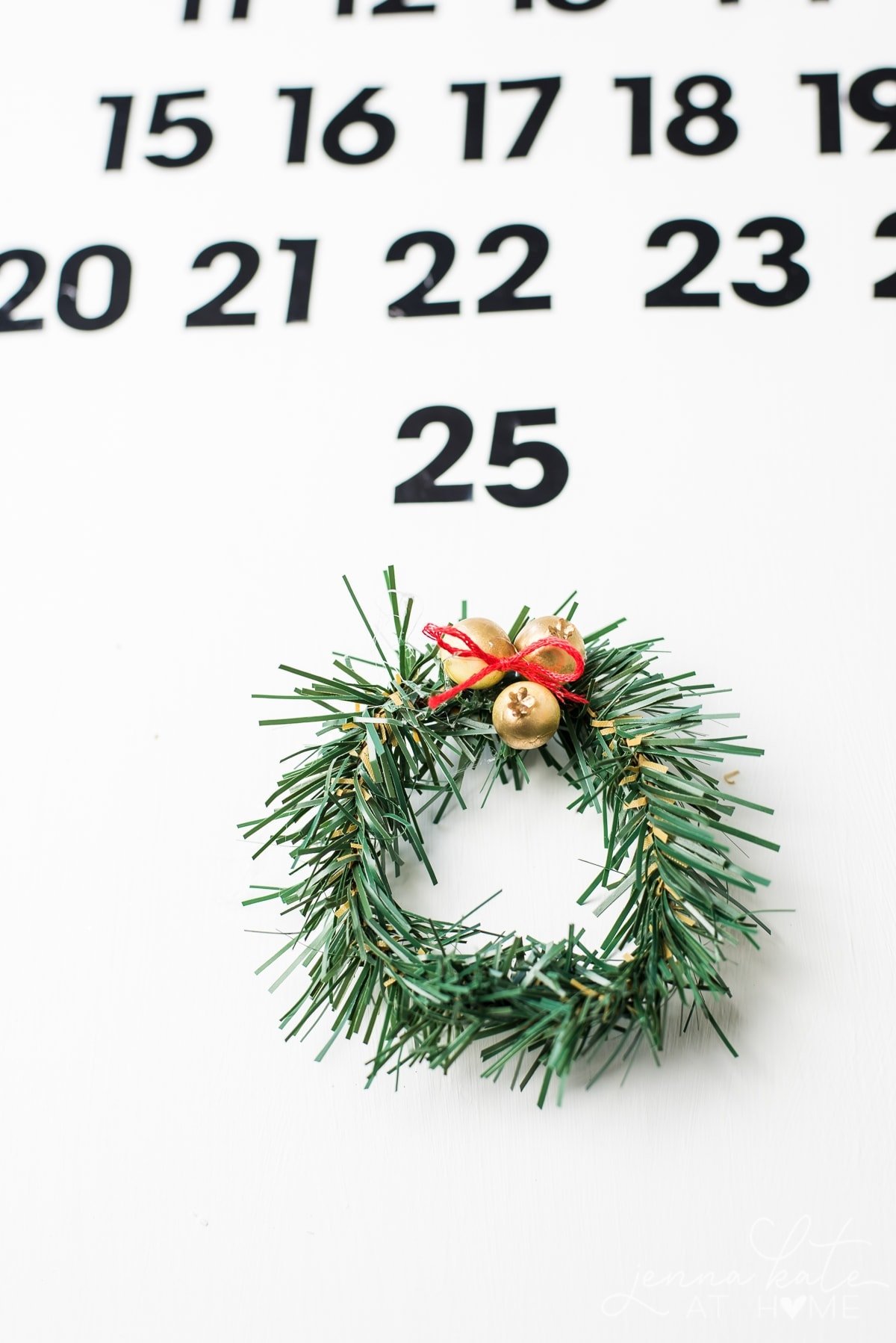 An adorable mini wreath used to mark the days on your DIY wooden advent calendar