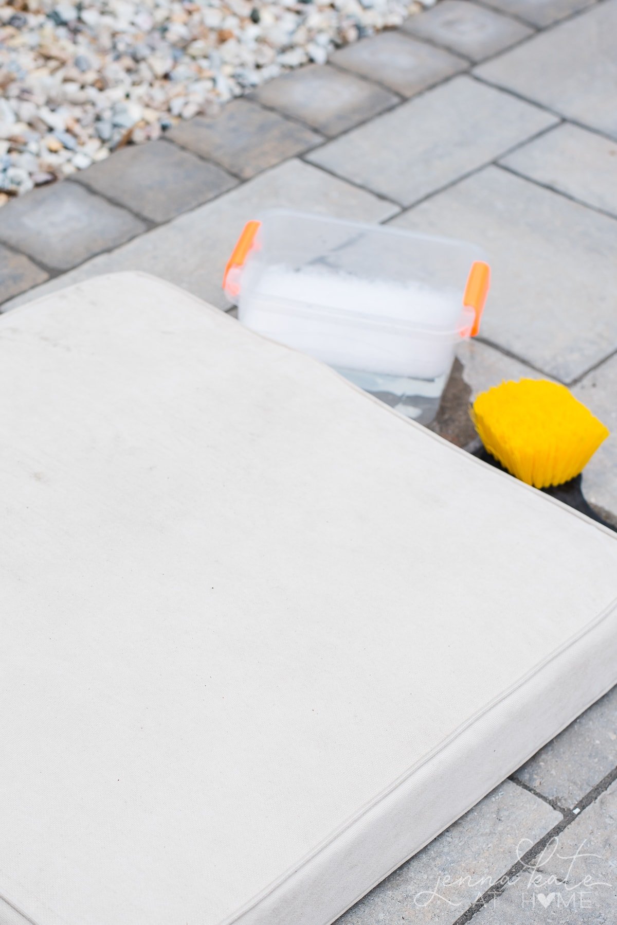 Using liquid dish detergent to clean patio cushions