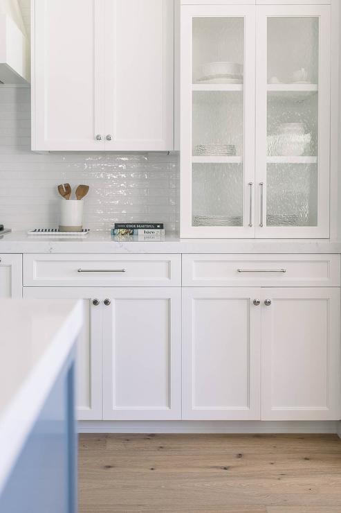 White Kitchen Cabinets - What Color Hardware Should You Choose? 