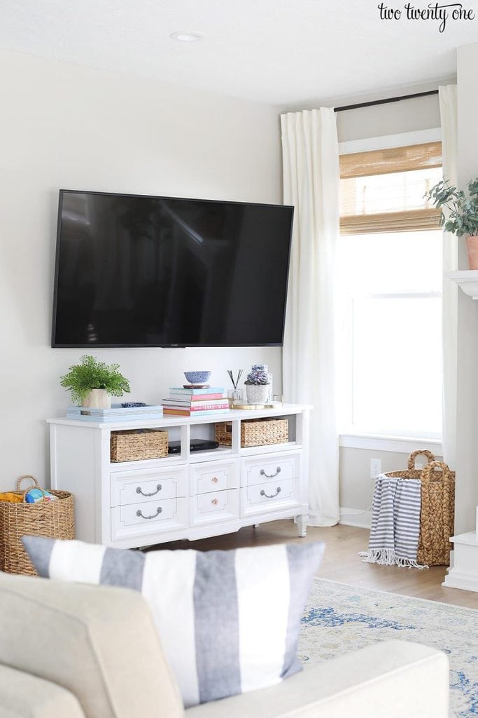 A living room filled with furniture and a flat screen tv 