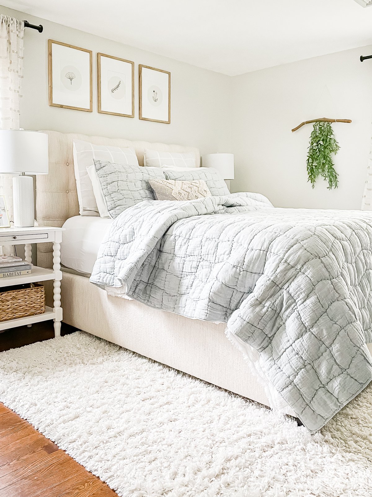 bedroom with neutral rug and blue bedding