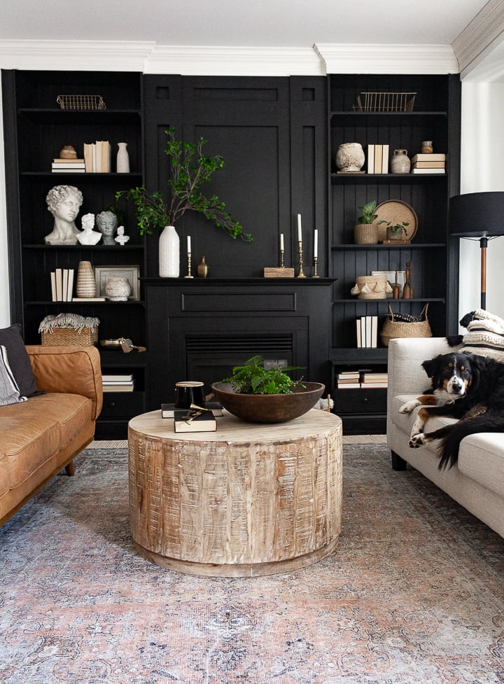 chimenea y muebles empotrados pintados de un color negro intenso