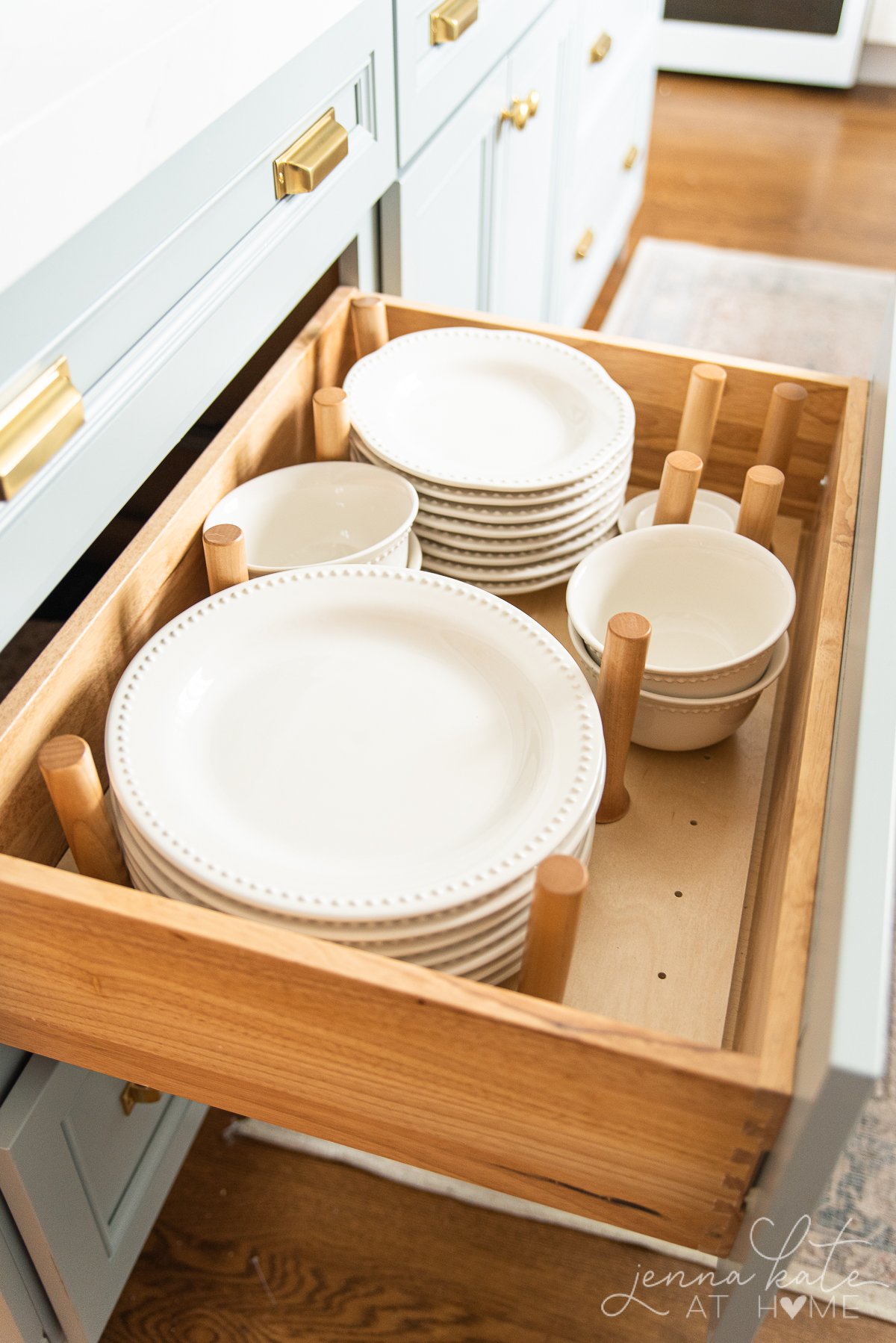 drawer with pegboard organizer for plates and bowls