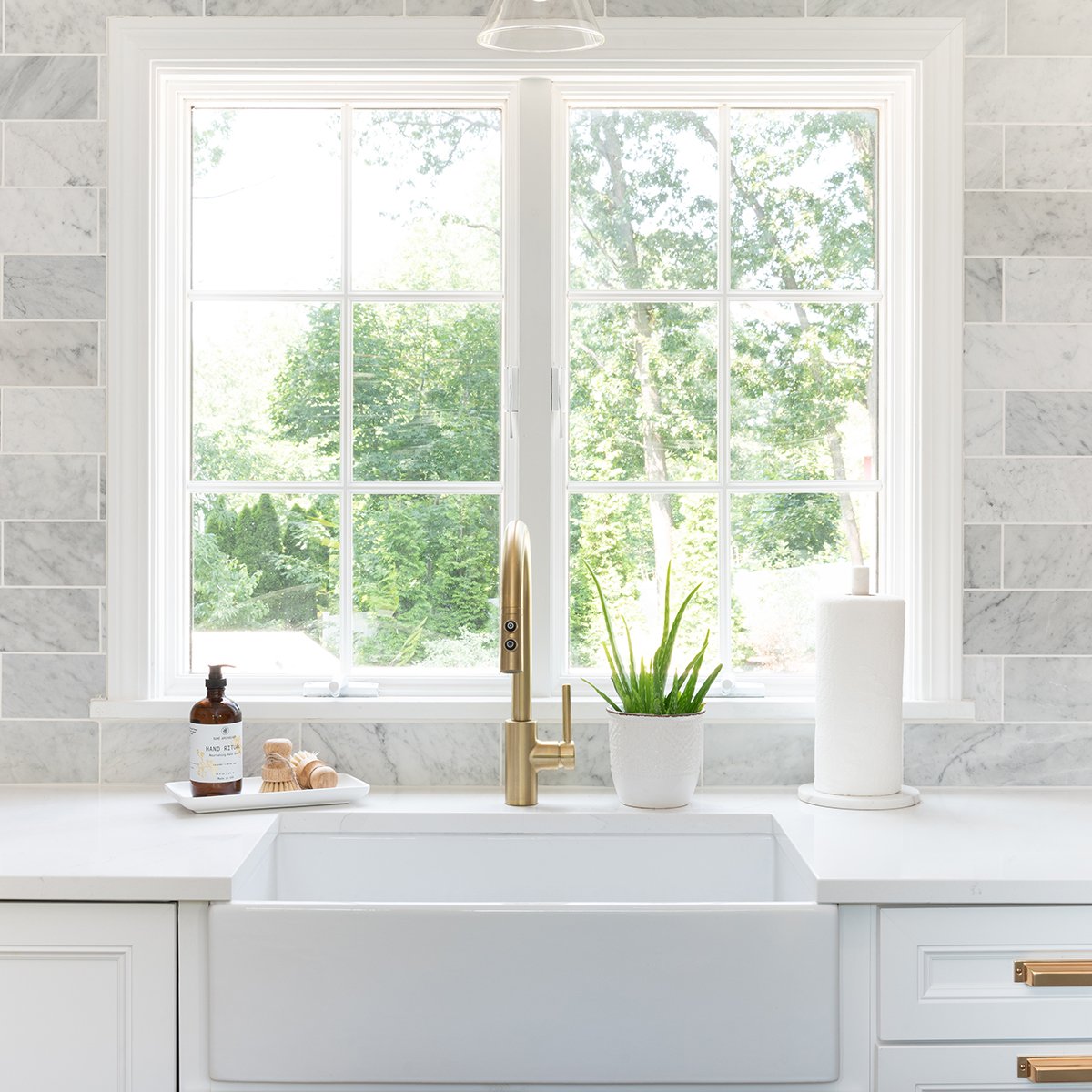 marble kitchen backsplash with farmhouse sink