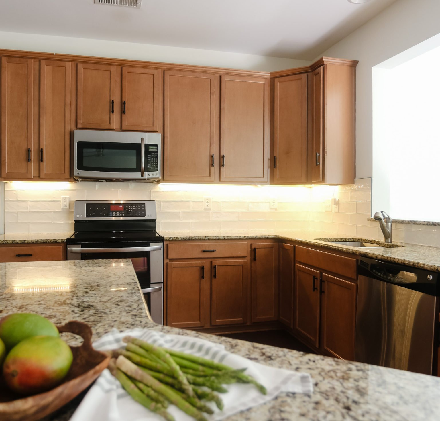 kitchen with westhighland white walls and oak cabinets