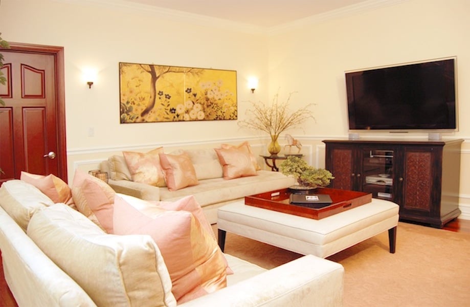 Living room with with two sofas and Benjamin Moore Sugar Cookie painted walls.