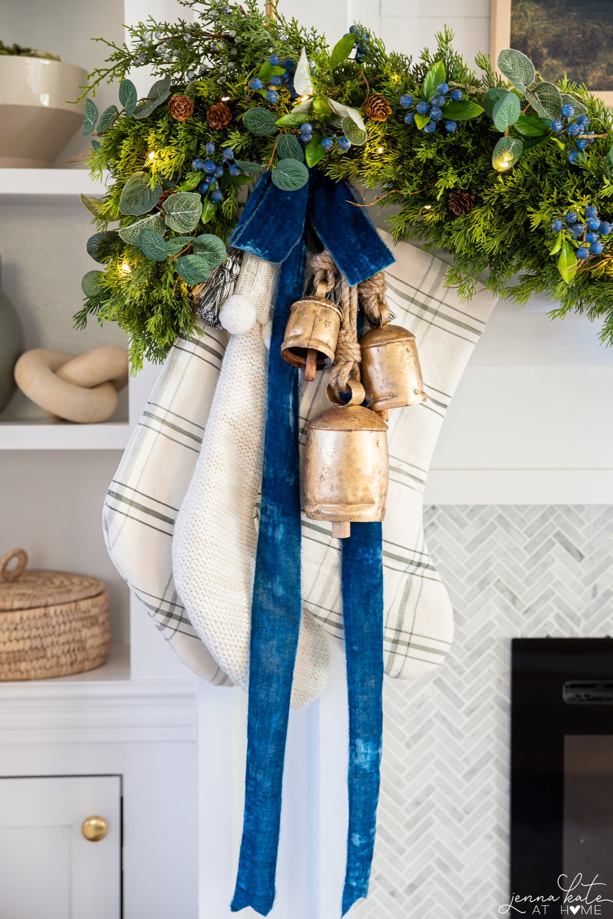 Christmas Mantel Decor Ideas (2023)